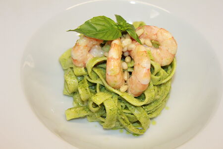 Паста с креветками и соусом песто