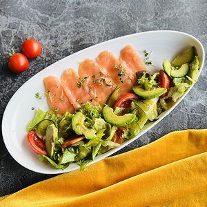 Салат со слабосоленым лососем и авокадо