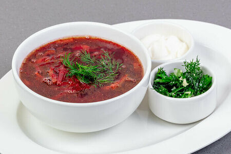 Борщ московский с мясом и сметаной