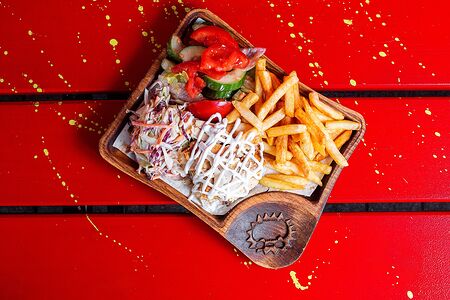 Шаверма с курицей на тарелке