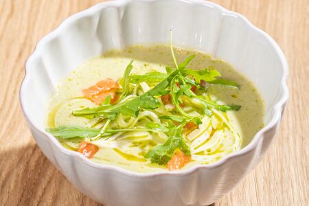 Крем-суп из фенхеля и шпината с форелью