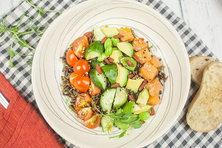 Боул с лососем и диким рисом