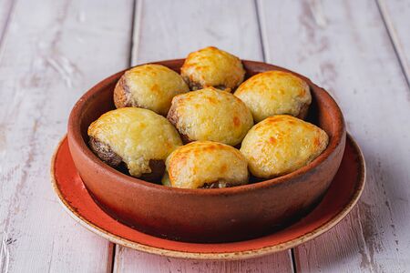 Шампиньоны с сыром сулугуни