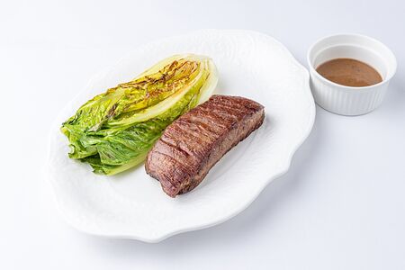 Фланк стейк в сливочно-перечном соусе с жареным романо