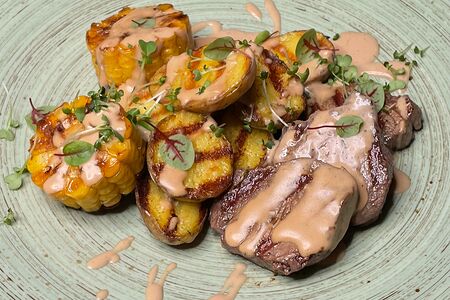 Медальоны из телятины с молодым картофелем и кукурузой