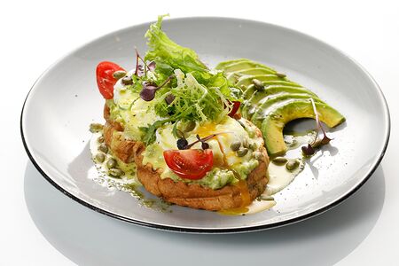 Авокадо тост с гуакамоле и яйцом пашот