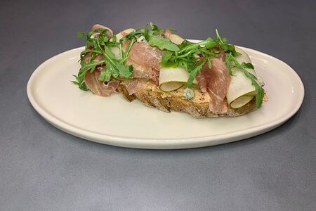 Брускетта с прошутто