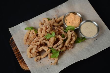 Щупальца кальмара с двумя соусами