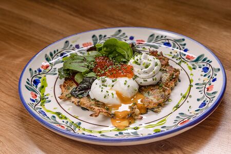 Драник из цукини с яйцом пашот и красной икрой