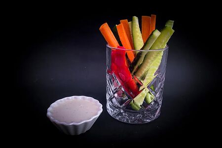 Овощные палочки с сырным соусом