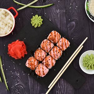 Запечённый ролл в кунжуте с лососем