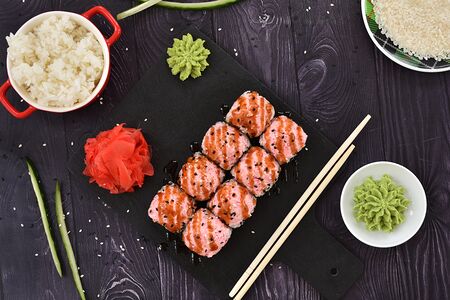 Запечённый ролл в кунжуте с лососем