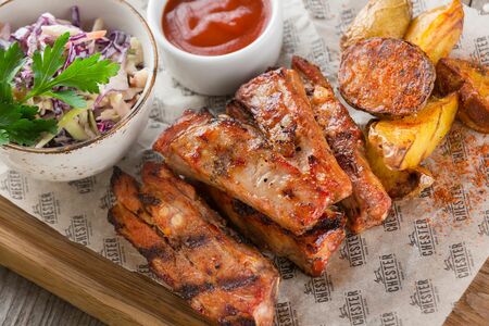 Ребрышки Барбекю с печеным картофелем