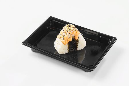 Онигири с лососем