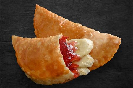 Чебурек с клубникой и баналом