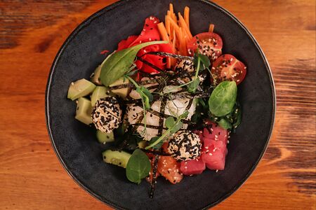 Поке с лососем и тунцом