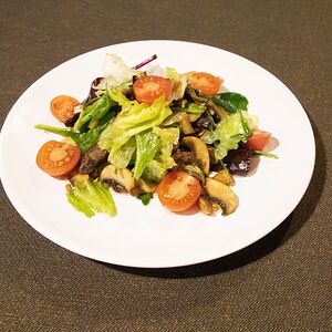 Тёплый салат по-римски