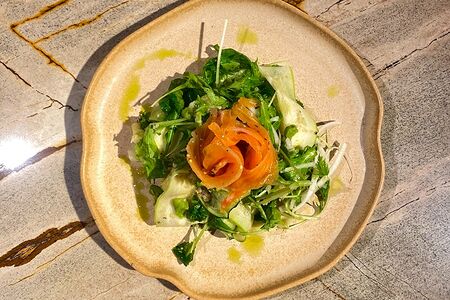 Салат с лососем и авокадо