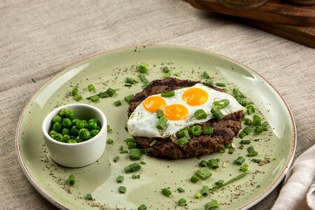 Классический рубленый бифштекс с перепелиным яйцом