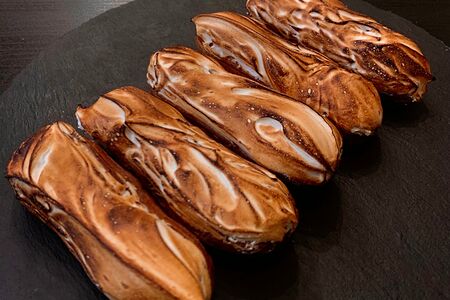 Эклер лимонный