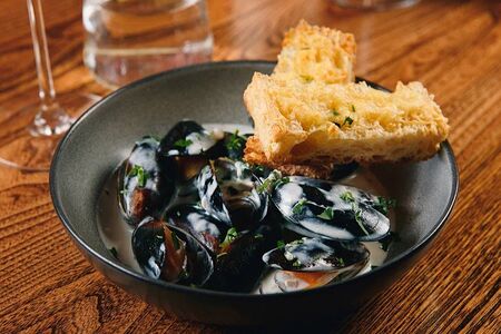 Мидии в сливочном соусе с дорблю