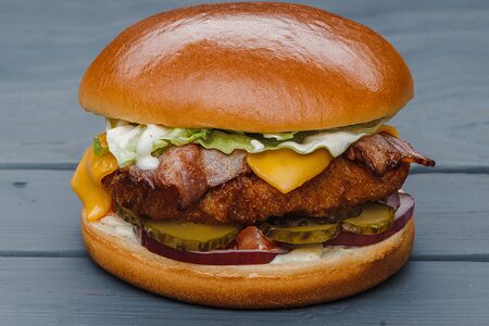 Чикен-бекон бургер