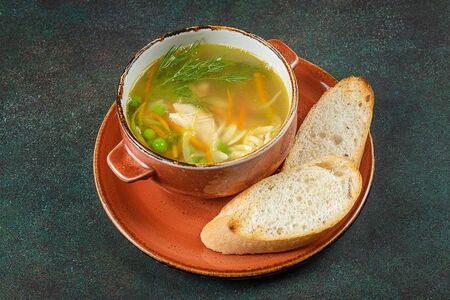 Куриный суп с пастой Орзо, зеленым горошком и хрустящими тостами