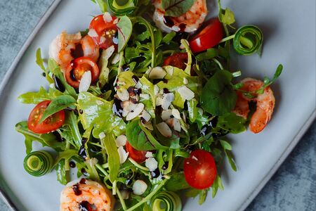 Руккола с креветками и с сигментами персика