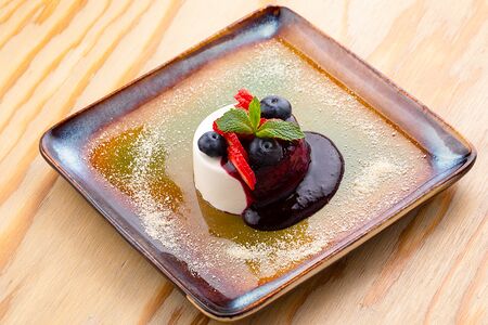 Панна котта с соусом из ягод