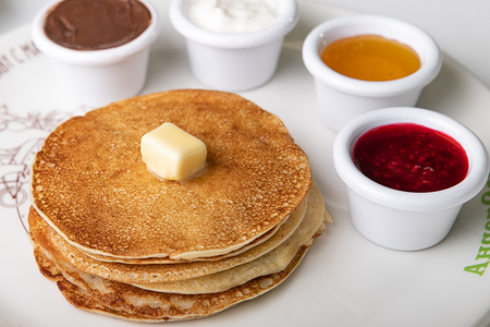 Домашние блинчики со сметаной, нутеллой, протертой малиной и медом 6 шт