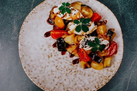 Салат с хрустящими баклажанами