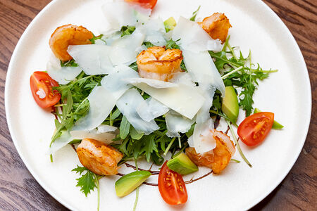 Салат руккола с тигровыми креветками и авокадо
