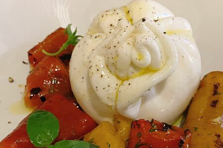 Буррата с печеным перцем, соус харисса
