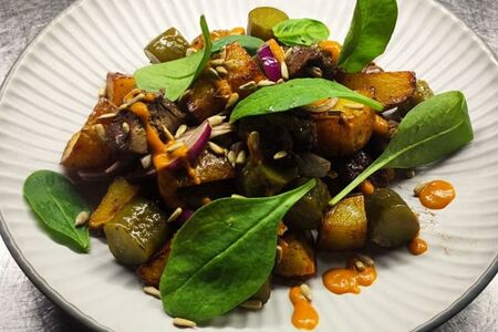 Теплый салат с куриной печенью и молодым картофелем