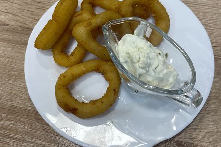 Кольца кальмара в панировке с соусом тартар