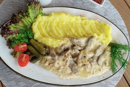 Бефстроганов с картофельным пюре