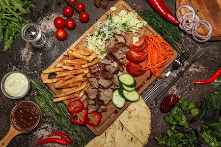 Гирос cвинoй на тарелке