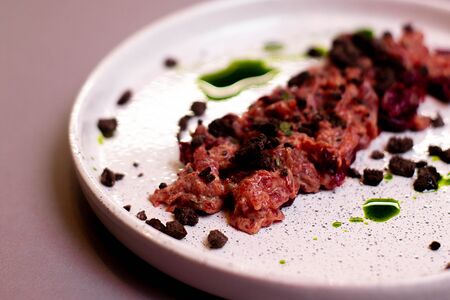 Тар-тар из говядины с вишней, мятой и печеньем орео