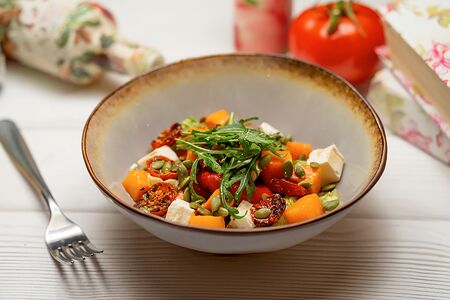 Салат из печеной тыквы с сыром тофу