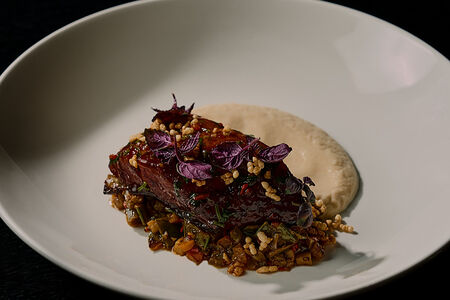 Палтус в маринаде из жареного риса с кремом из кольраби