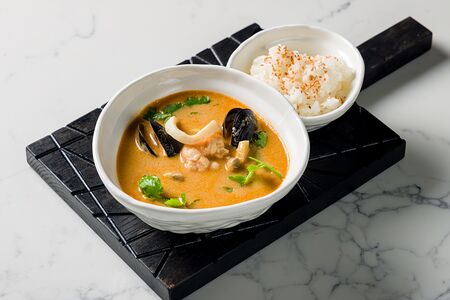 Том ям с морепродуктами