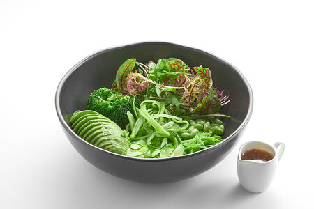 Зеленый салат с кунжутным дрессингом