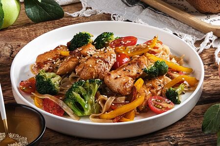 Курица с овощами и рисовой лапшой