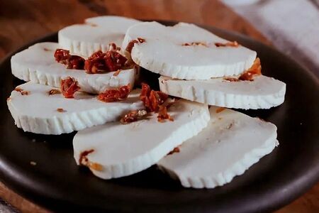 Сыр Панир с вялеными томатами