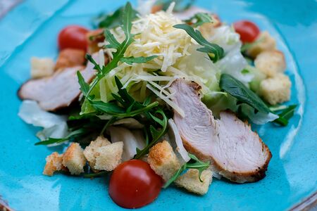 Салат Цезарь с курицей