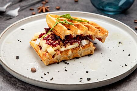 Croque-monsieur (Вафля с крок-месье и сыром Бри)