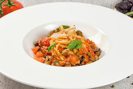 Спагетти с томатом и базиликом