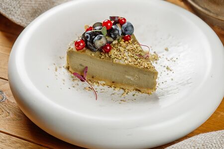 Фисташковый чизкейк со свежими ягодами и малиновым соусом