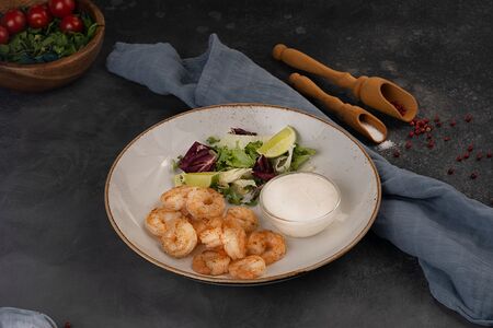 Креветки, обжаренные со сливочно-чесночным соусом