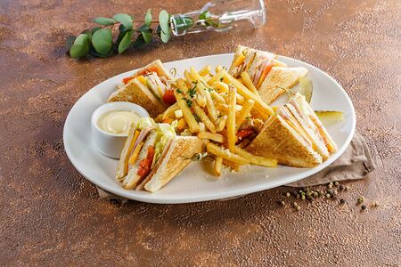 Клаб-сэндвич с курицей и беконом